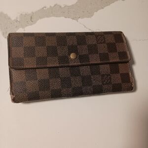 Authentic    Louis Vuitton Damier Sarah Longwallet